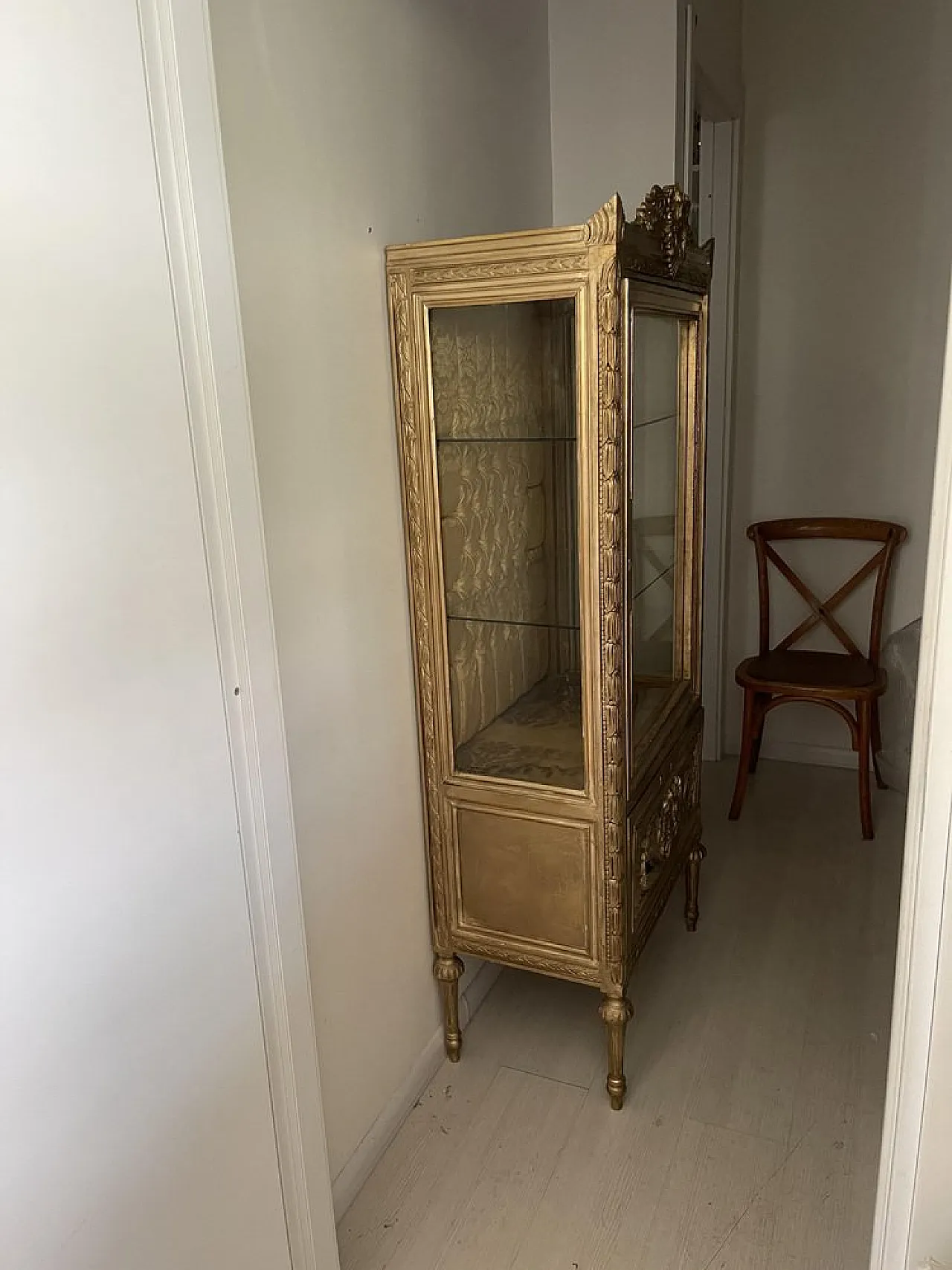 Baroque display cabinet in carved wood with capitonnè interior, 1980s 12