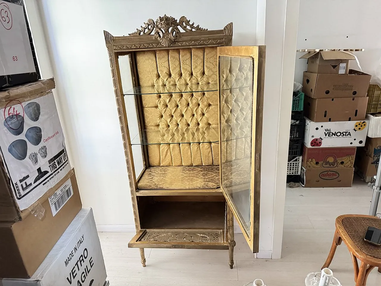 Baroque display cabinet in carved wood with capitonnè interior, 1980s 13