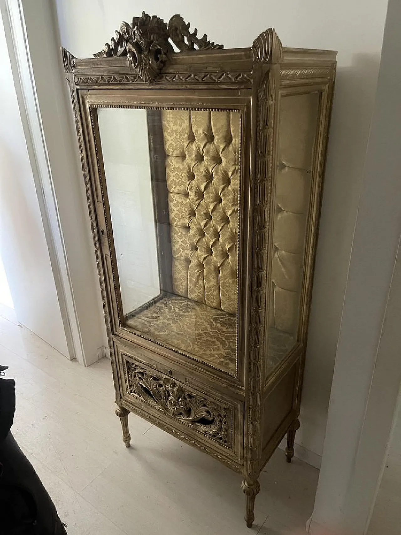Baroque display cabinet in carved wood with capitonnè interior, 1980s 14