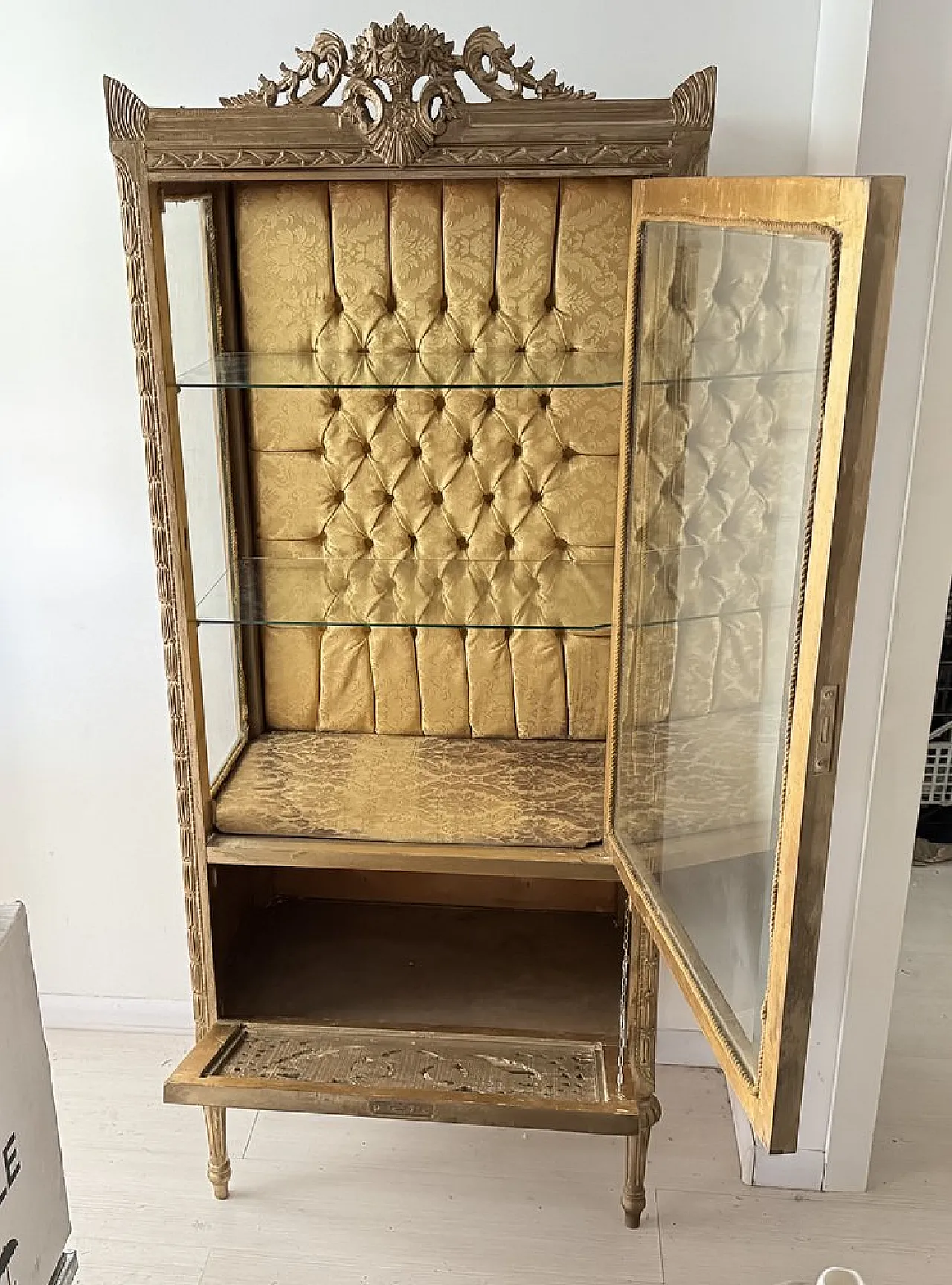 Baroque display cabinet in carved wood with capitonnè interior, 1980s 15