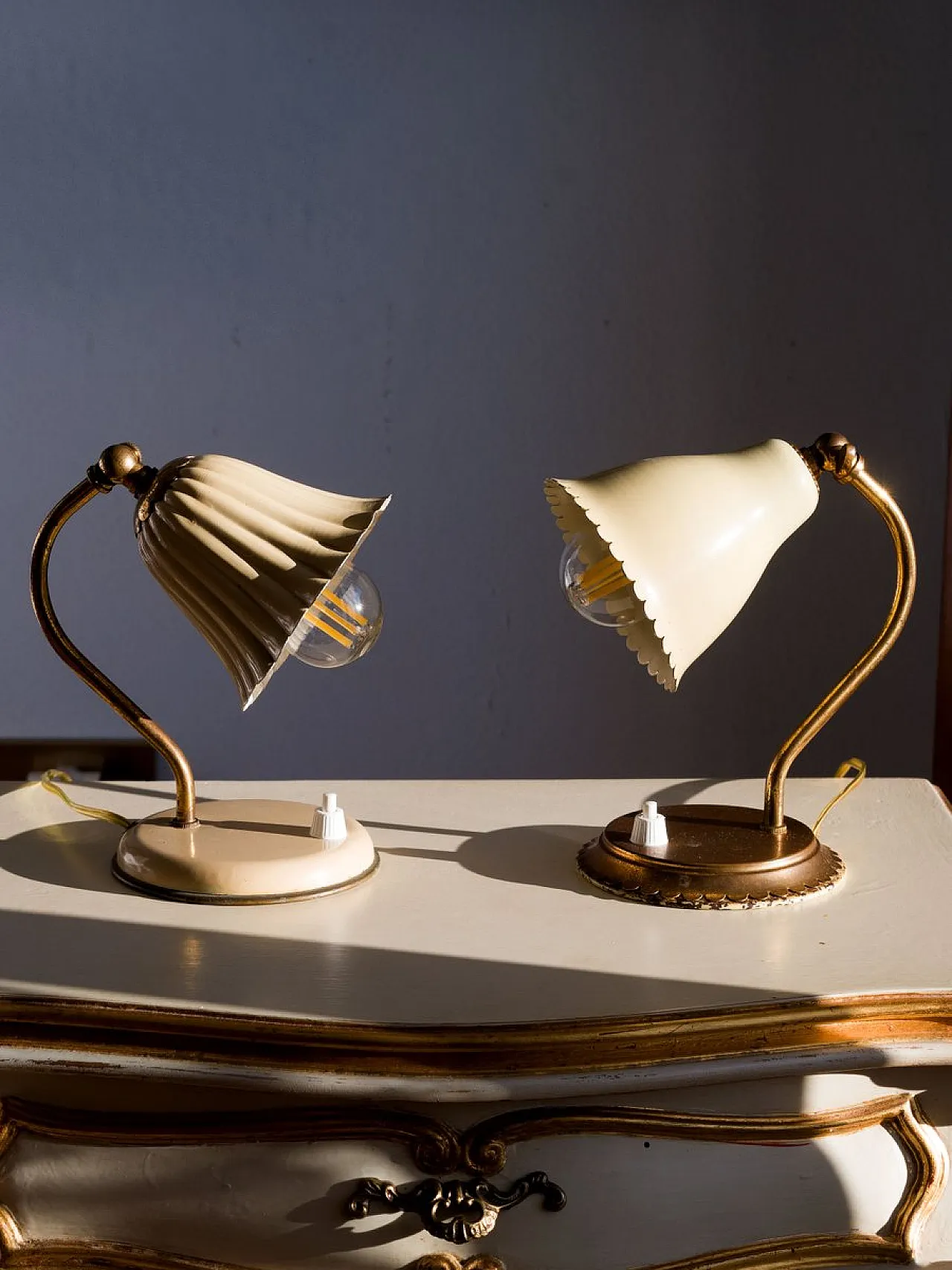 Coppia di lampade in ottone con paralumi Corolla smaltati, anni '50 1