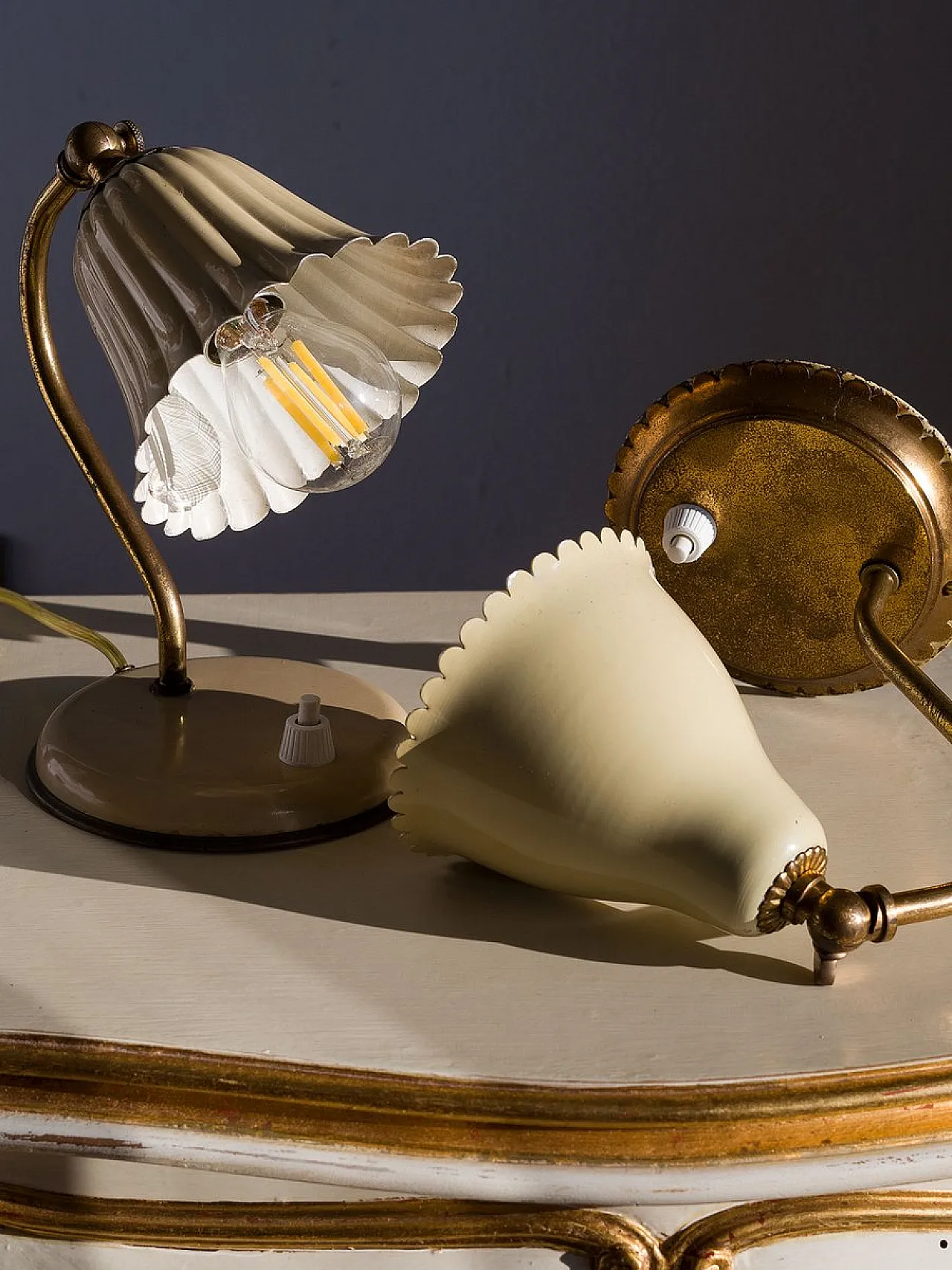 Coppia di lampade in ottone con paralumi Corolla smaltati, anni '50 2