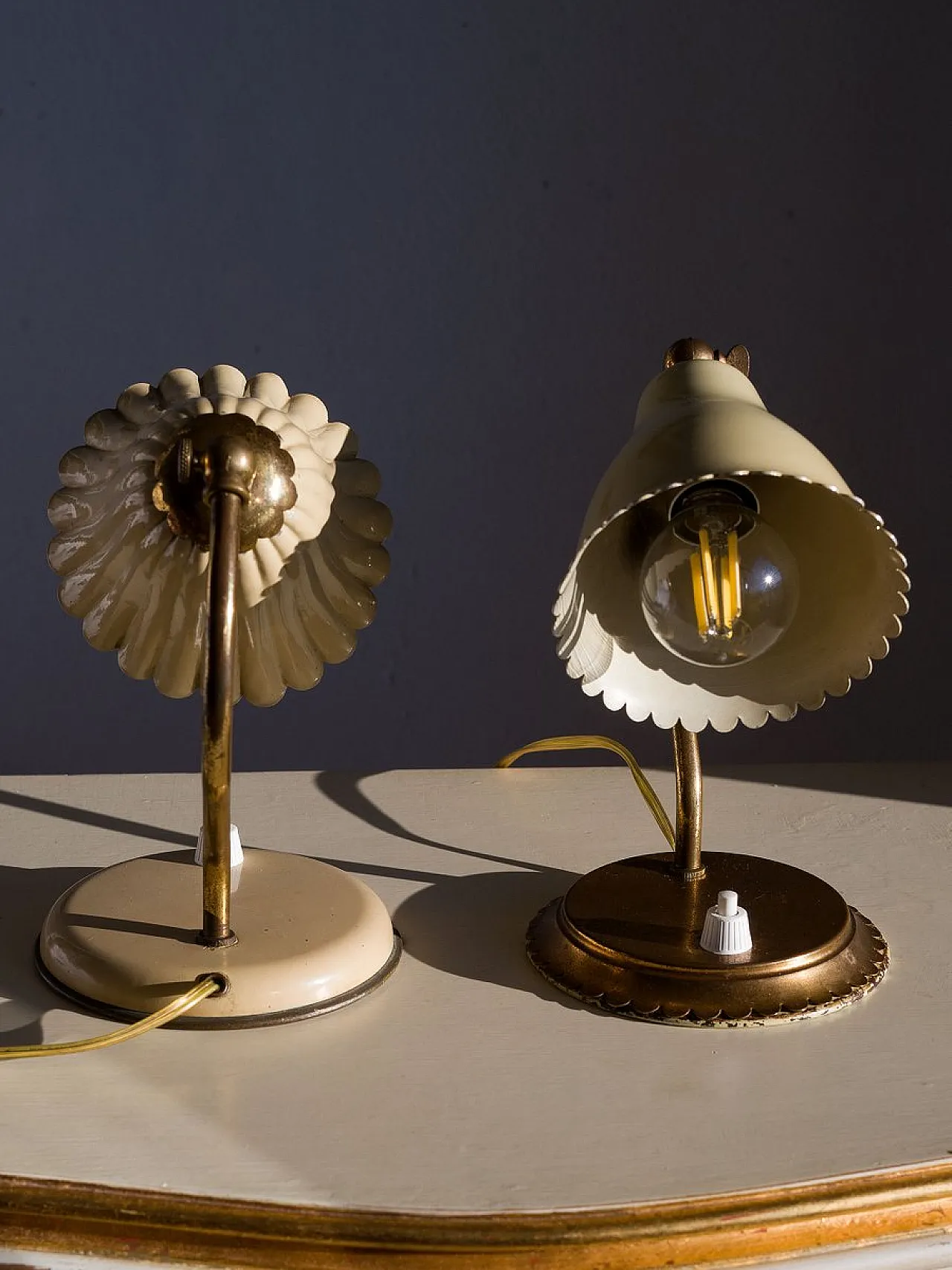 Coppia di lampade in ottone con paralumi Corolla smaltati, anni '50 3