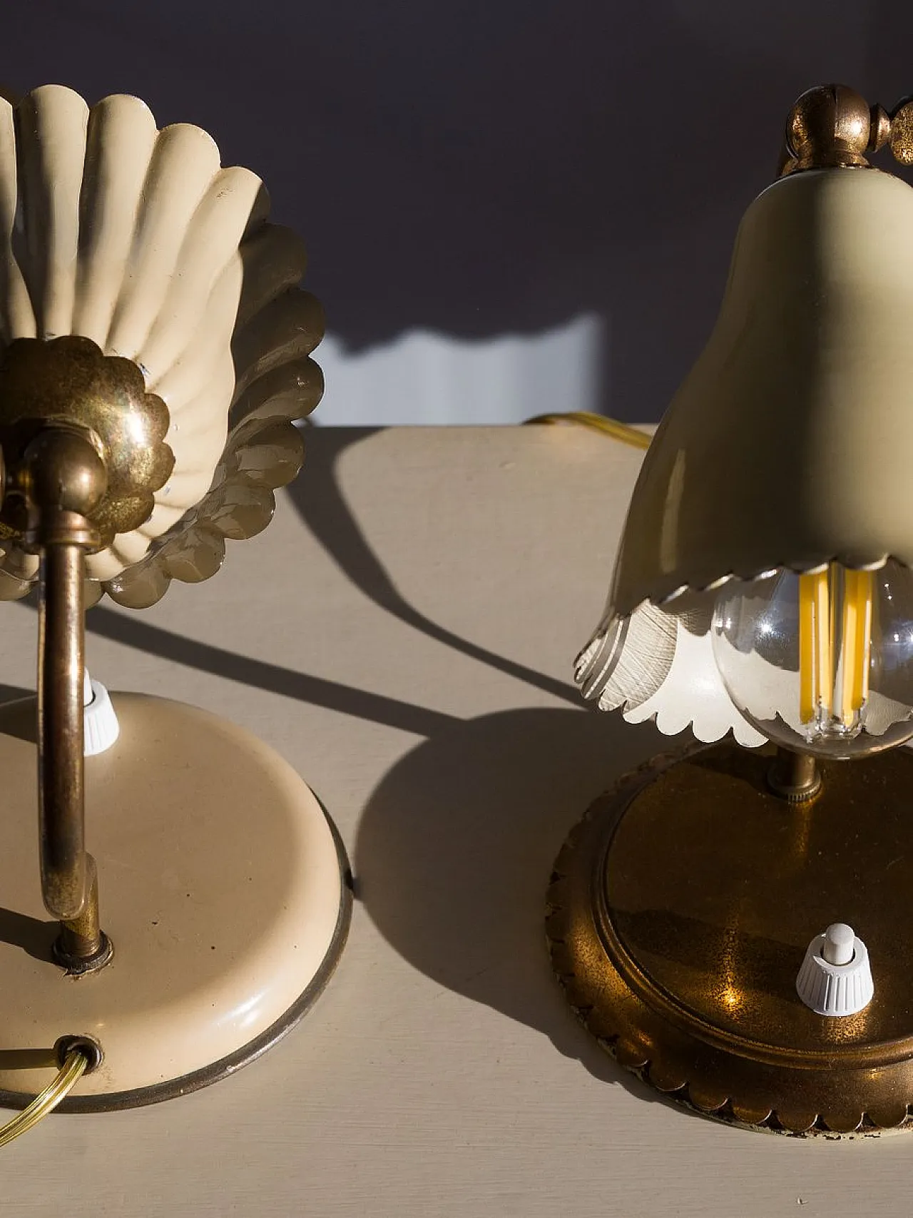 Coppia di lampade in ottone con paralumi Corolla smaltati, anni '50 4
