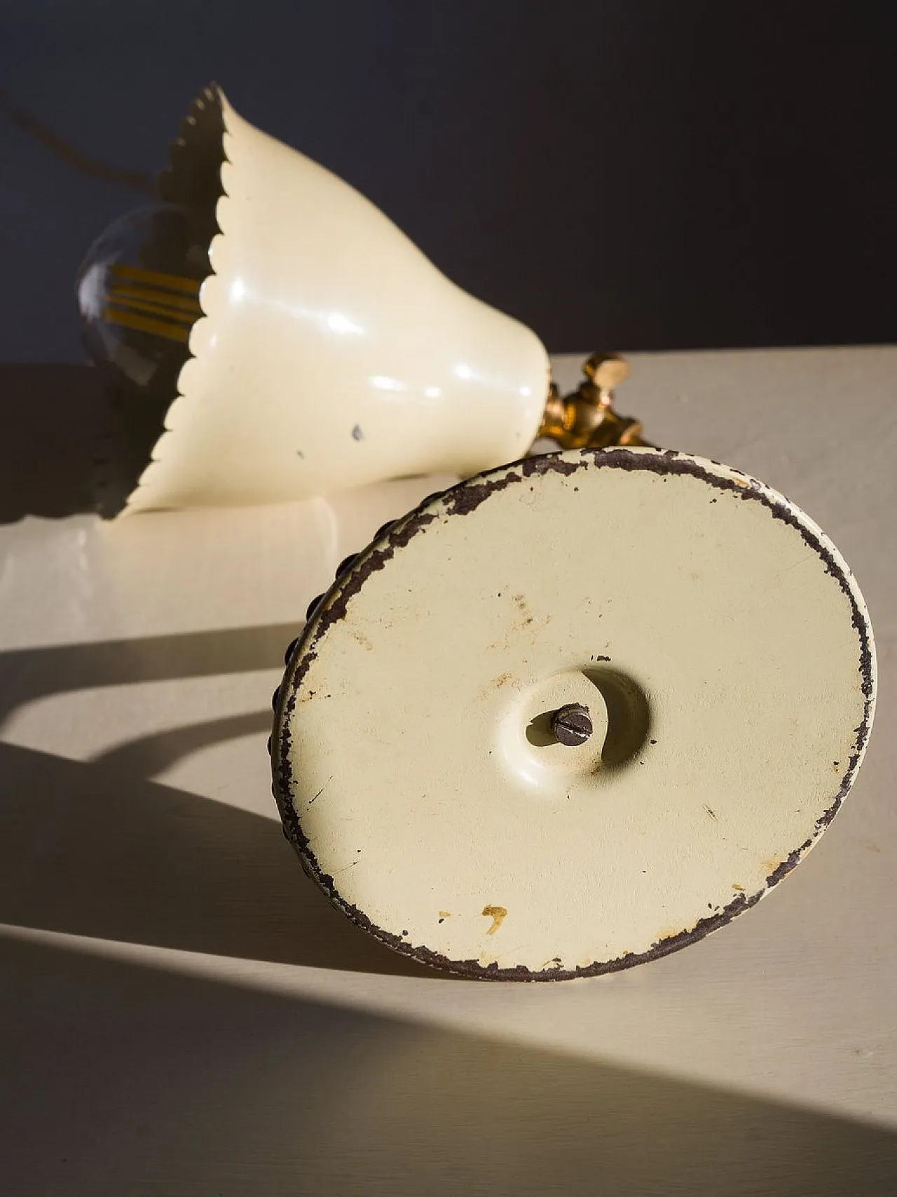 Coppia di lampade in ottone con paralumi Corolla smaltati, anni '50 5