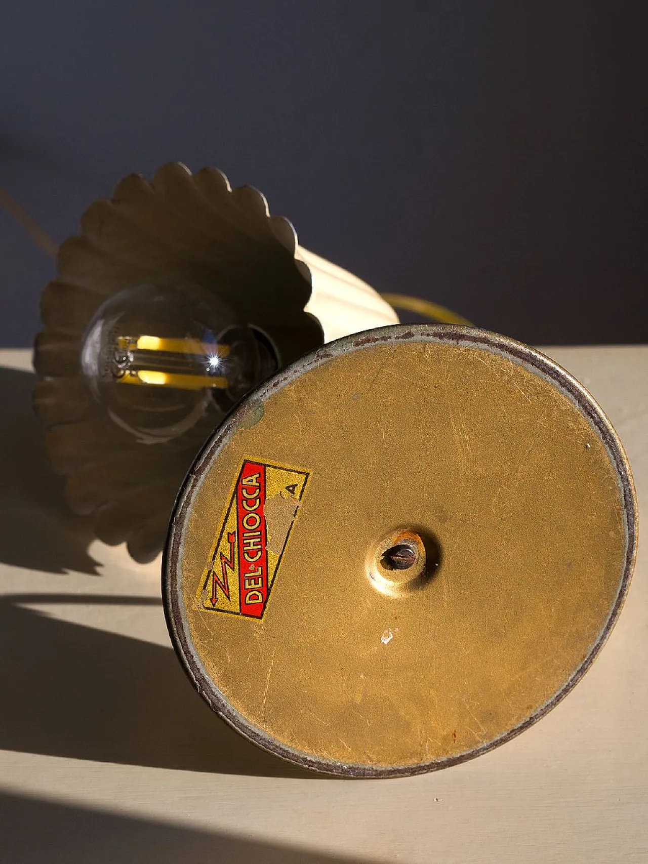 Coppia di lampade in ottone con paralumi Corolla smaltati, anni '50 6