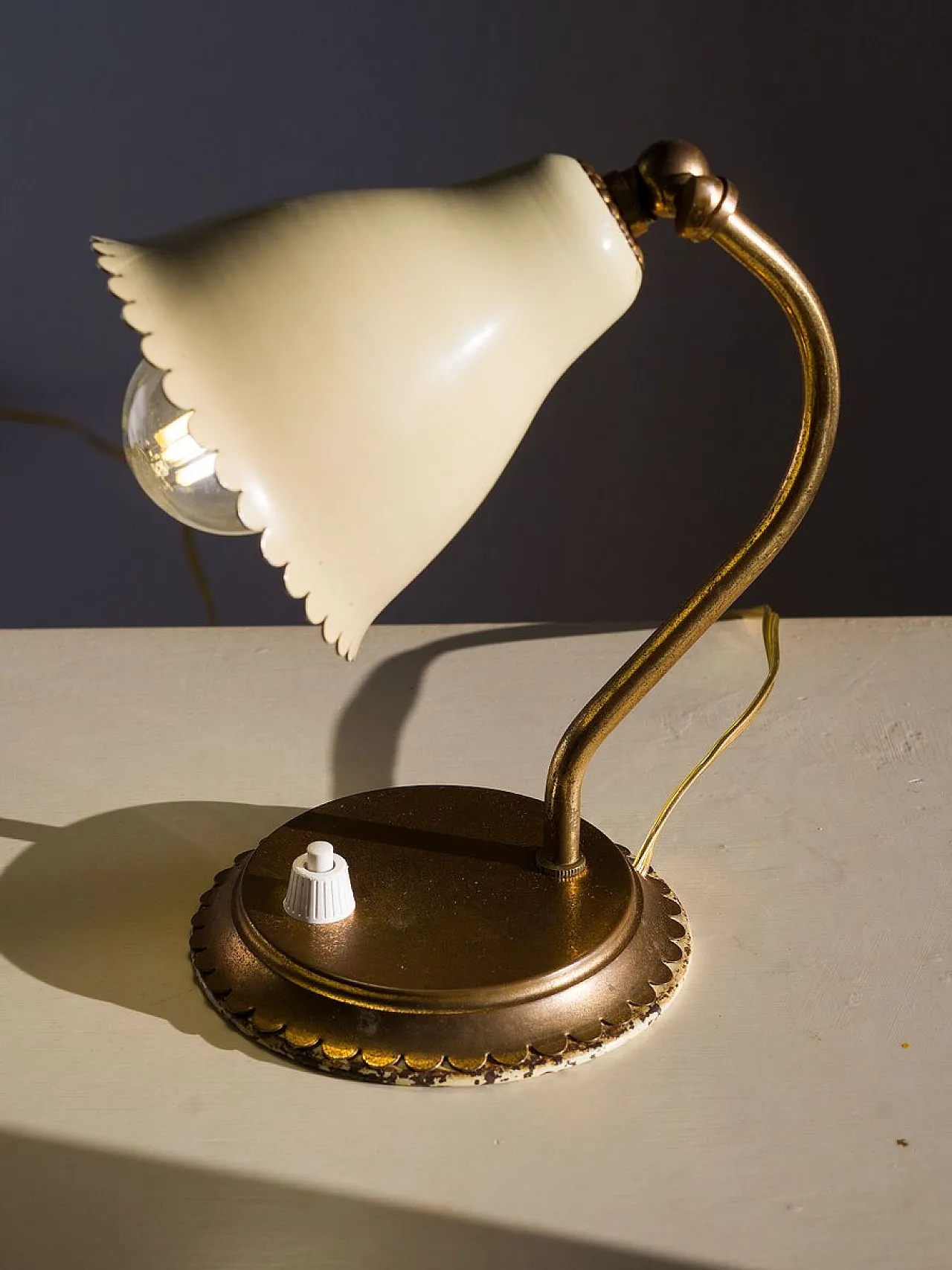 Coppia di lampade in ottone con paralumi Corolla smaltati, anni '50 7