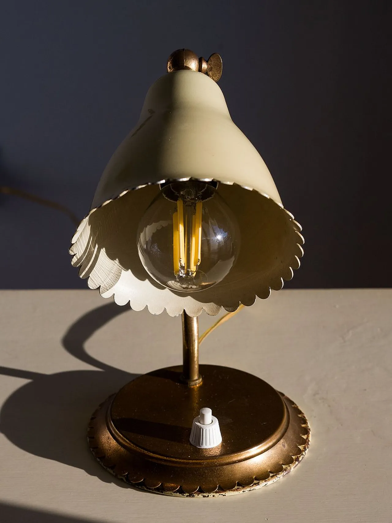 Coppia di lampade in ottone con paralumi Corolla smaltati, anni '50 8