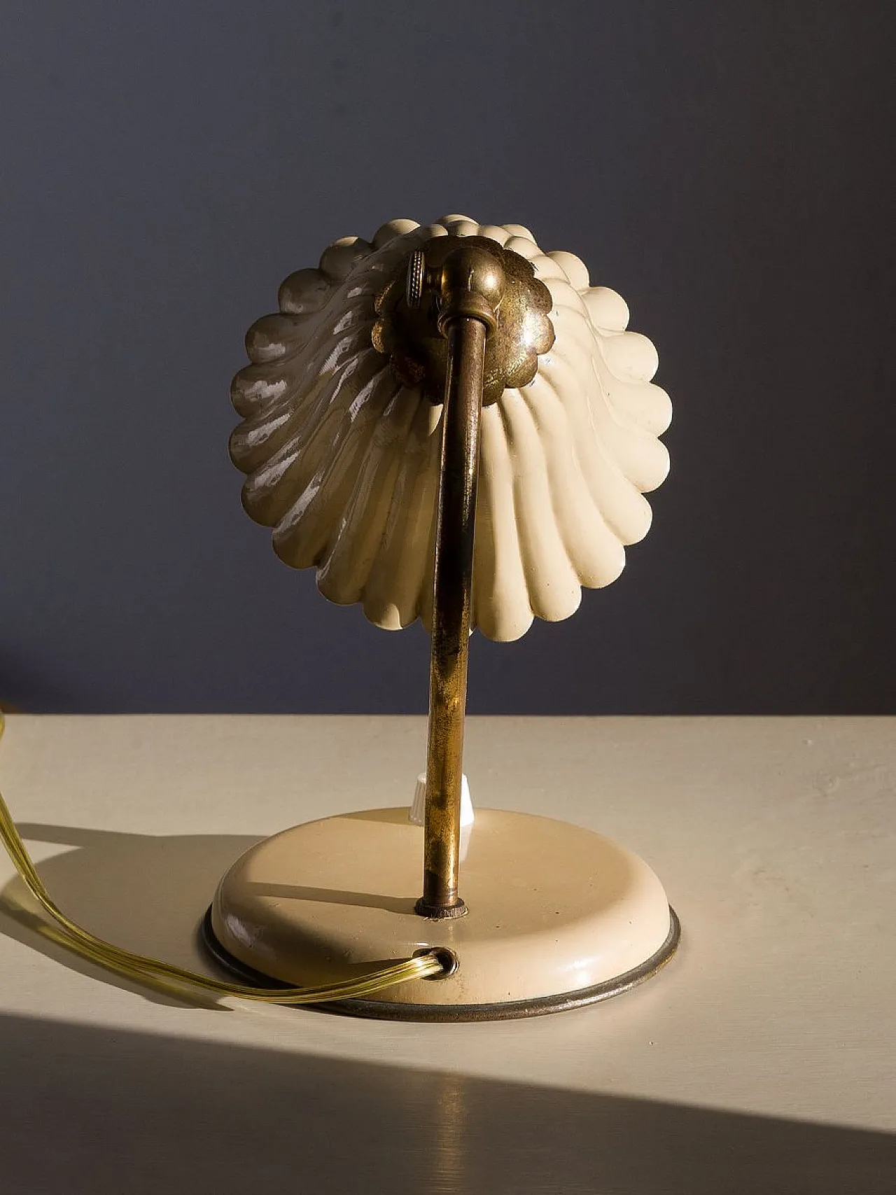 Coppia di lampade in ottone con paralumi Corolla smaltati, anni '50 9