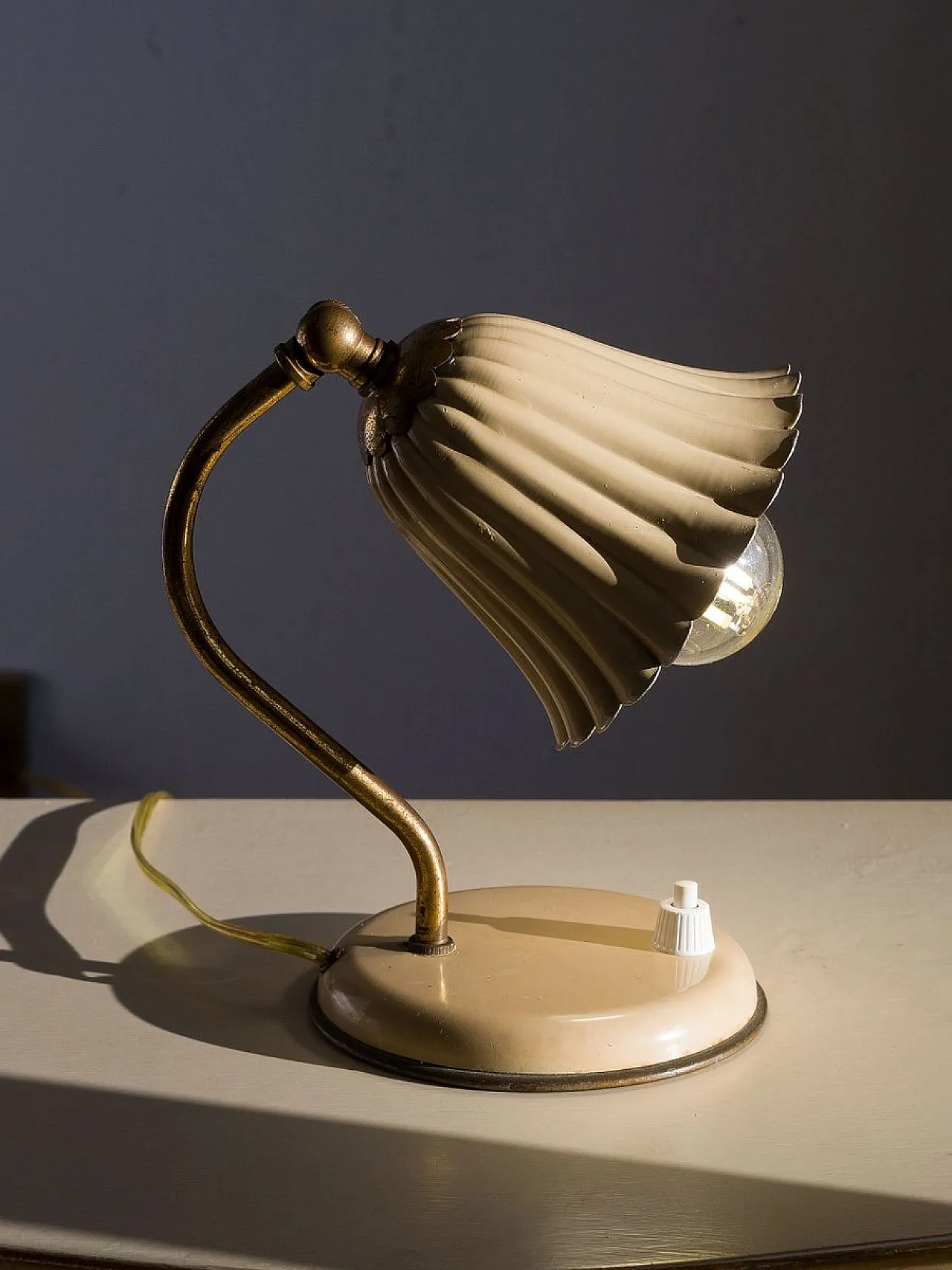 Coppia di lampade in ottone con paralumi Corolla smaltati, anni '50 10