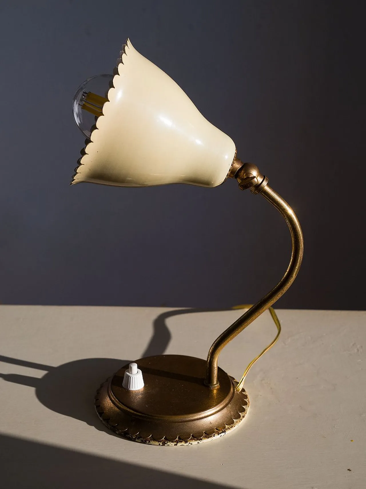 Coppia di lampade in ottone con paralumi Corolla smaltati, anni '50 11