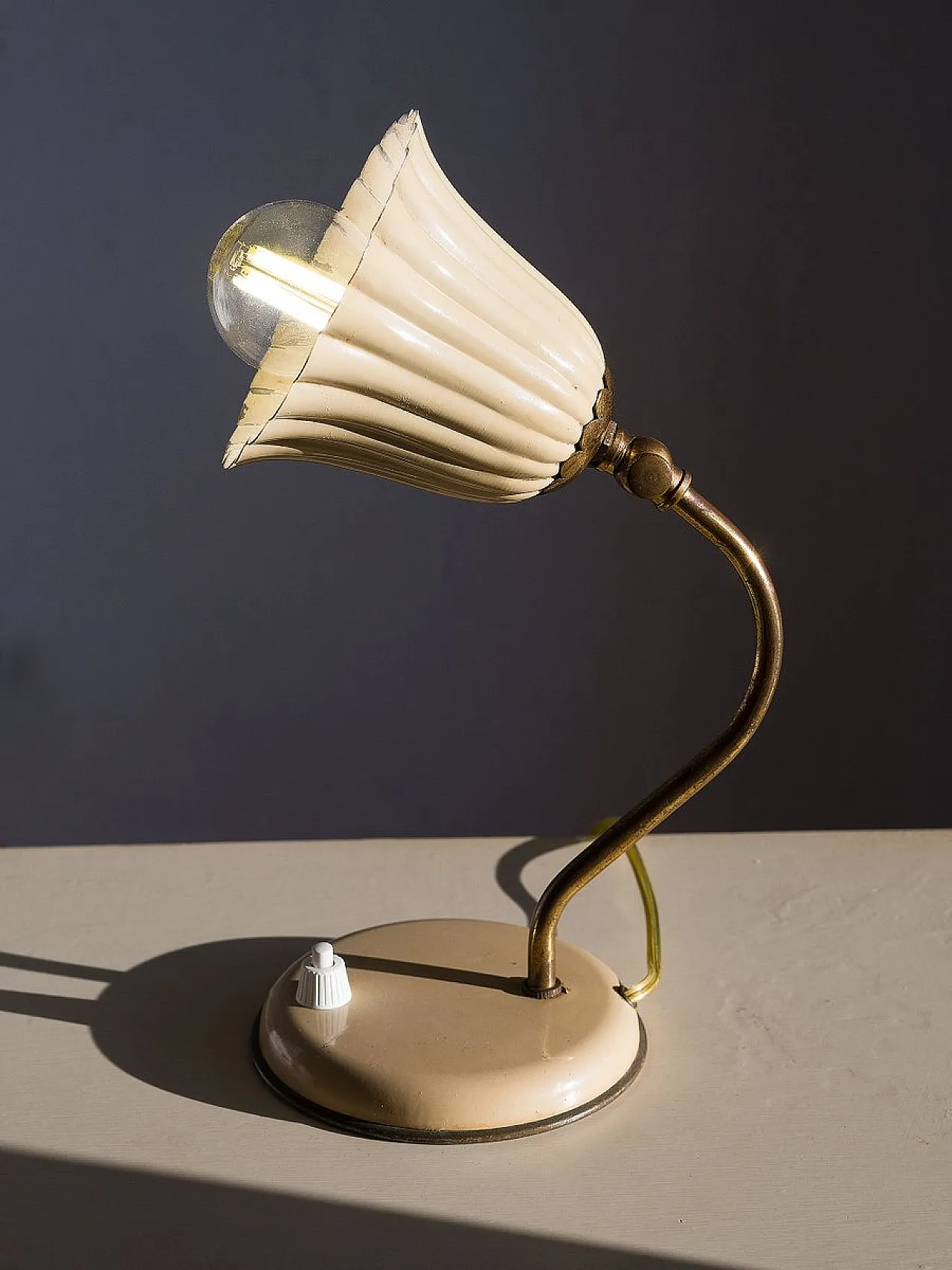 Coppia di lampade in ottone con paralumi Corolla smaltati, anni '50 12