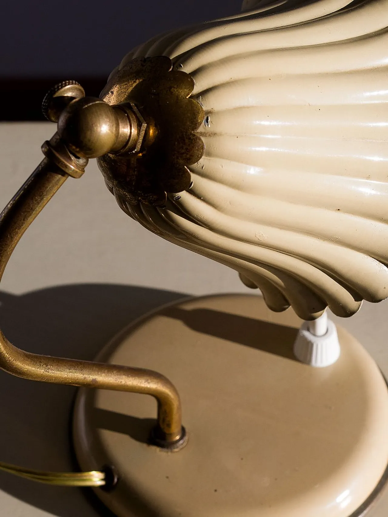 Coppia di lampade in ottone con paralumi Corolla smaltati, anni '50 13