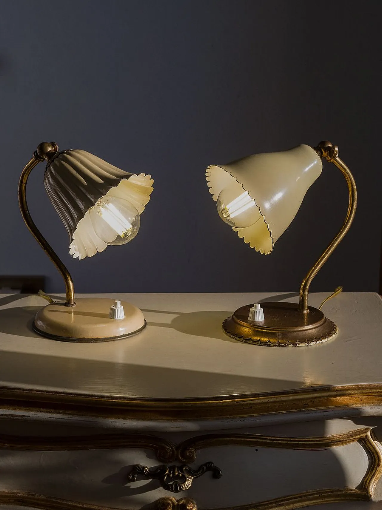 Coppia di lampade in ottone con paralumi Corolla smaltati, anni '50 14