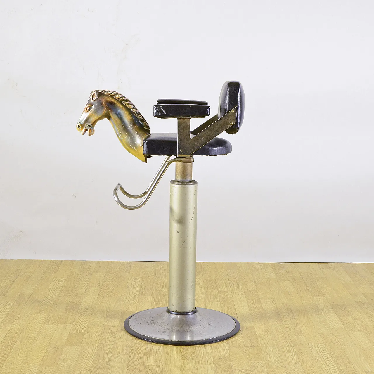Poltrona Cavallino da barbiere in metallo, pelle e plastica, metà '900 1