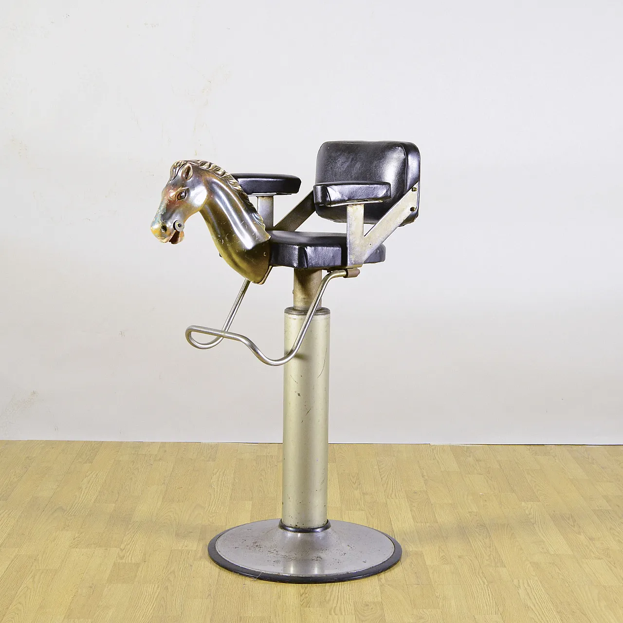 Poltrona Cavallino da barbiere in metallo, pelle e plastica, metà '900 2