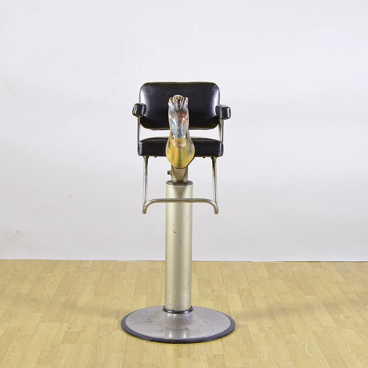 Poltrona Cavallino da barbiere in metallo, pelle e plastica, metà '900 3