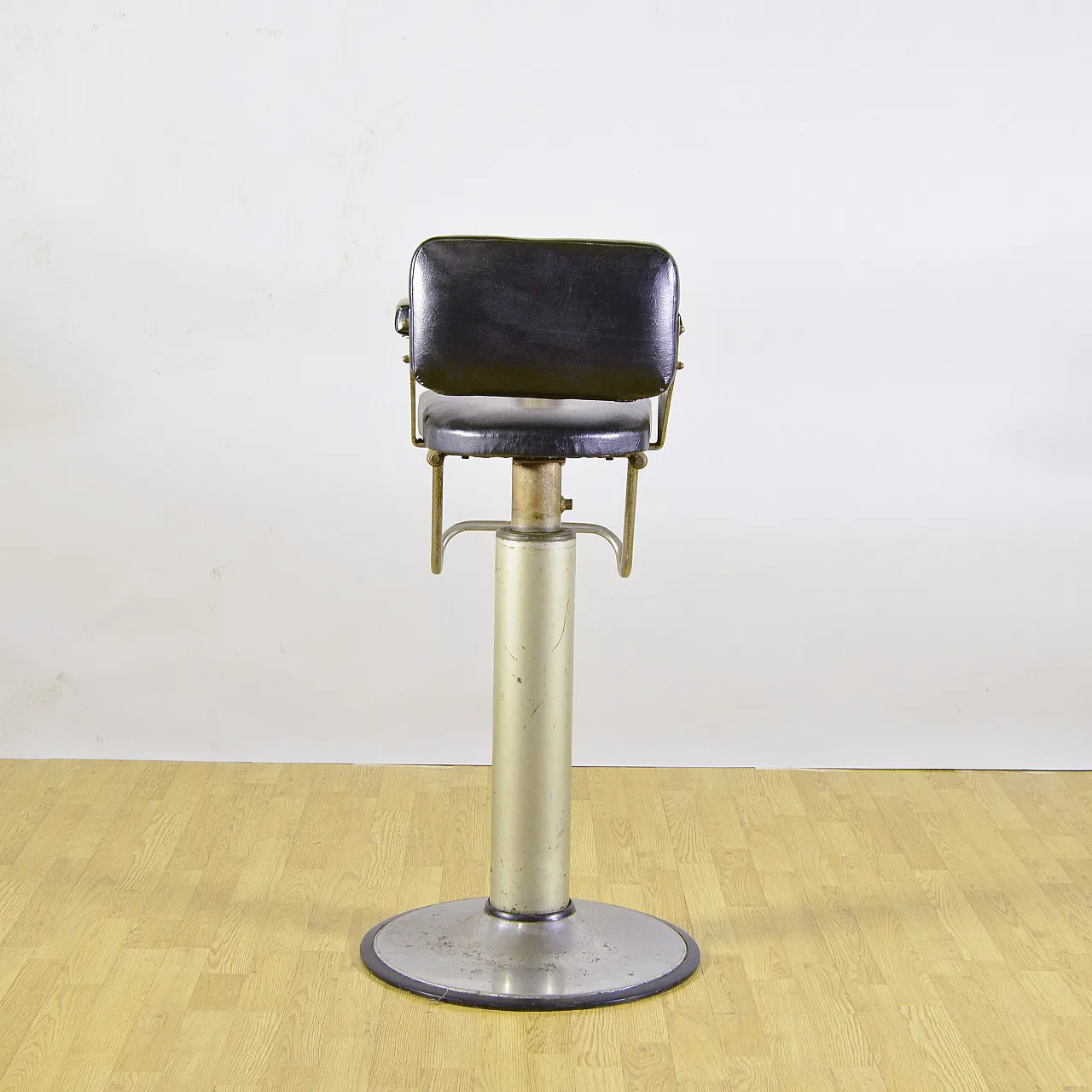 Poltrona Cavallino da barbiere in metallo, pelle e plastica, metà '900 8