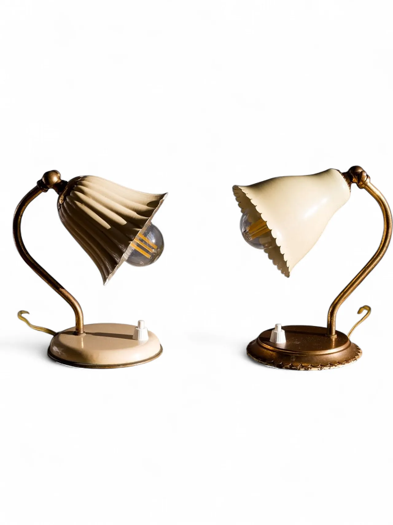 Coppia di lampade in ottone con paralumi Corolla smaltati, anni '50 15