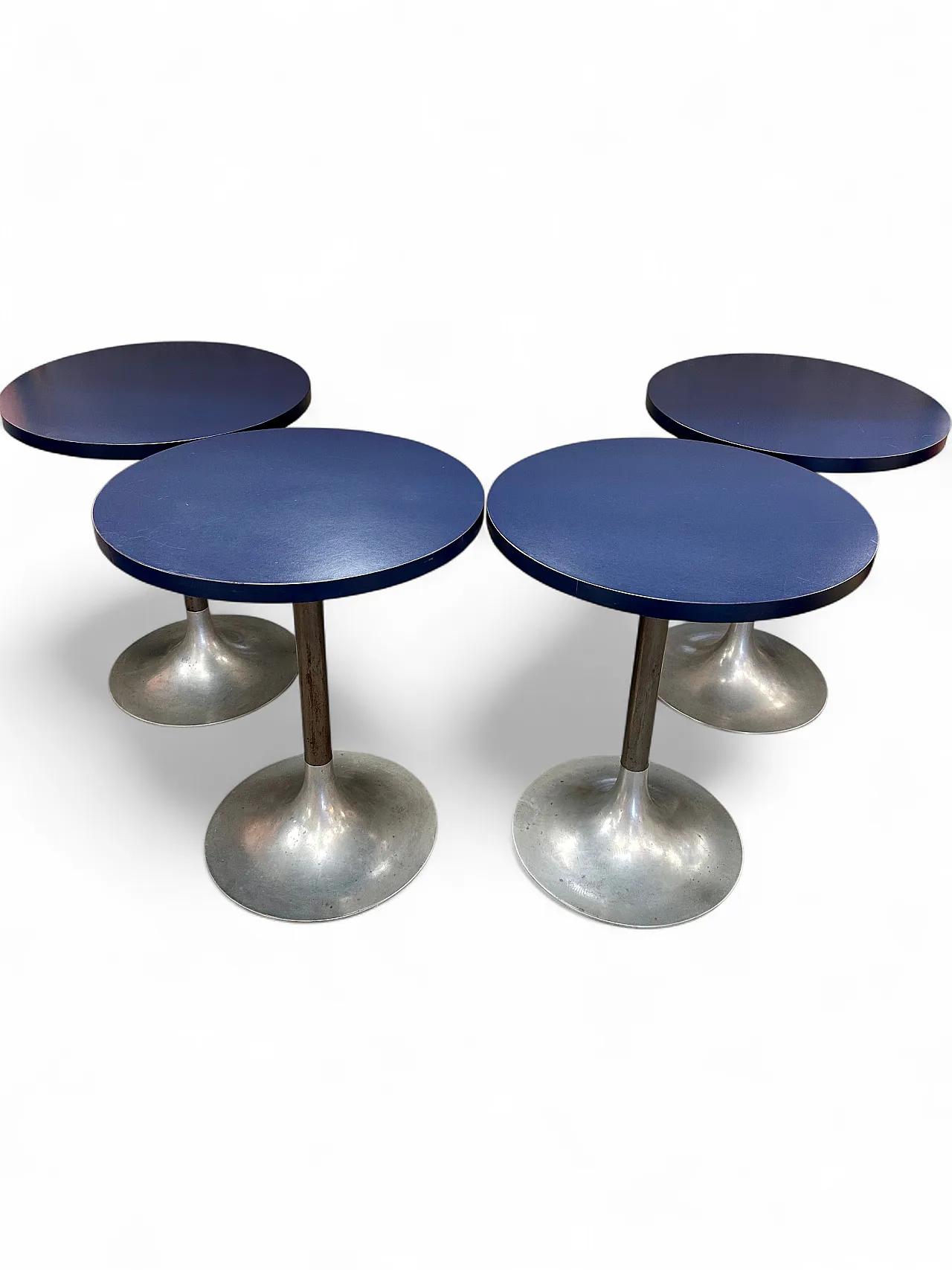 4 Tulip coffee tables, blue lacquered top, metal stem, Italy, 1970s 6