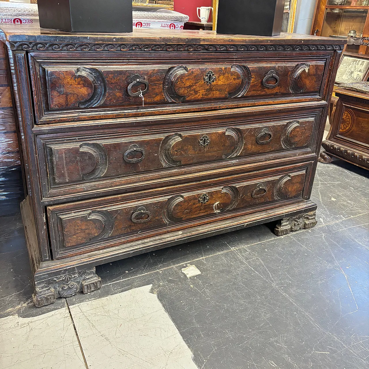 Stunning antique Bergamasco chest of drawers from the 17th century with three drawers 1