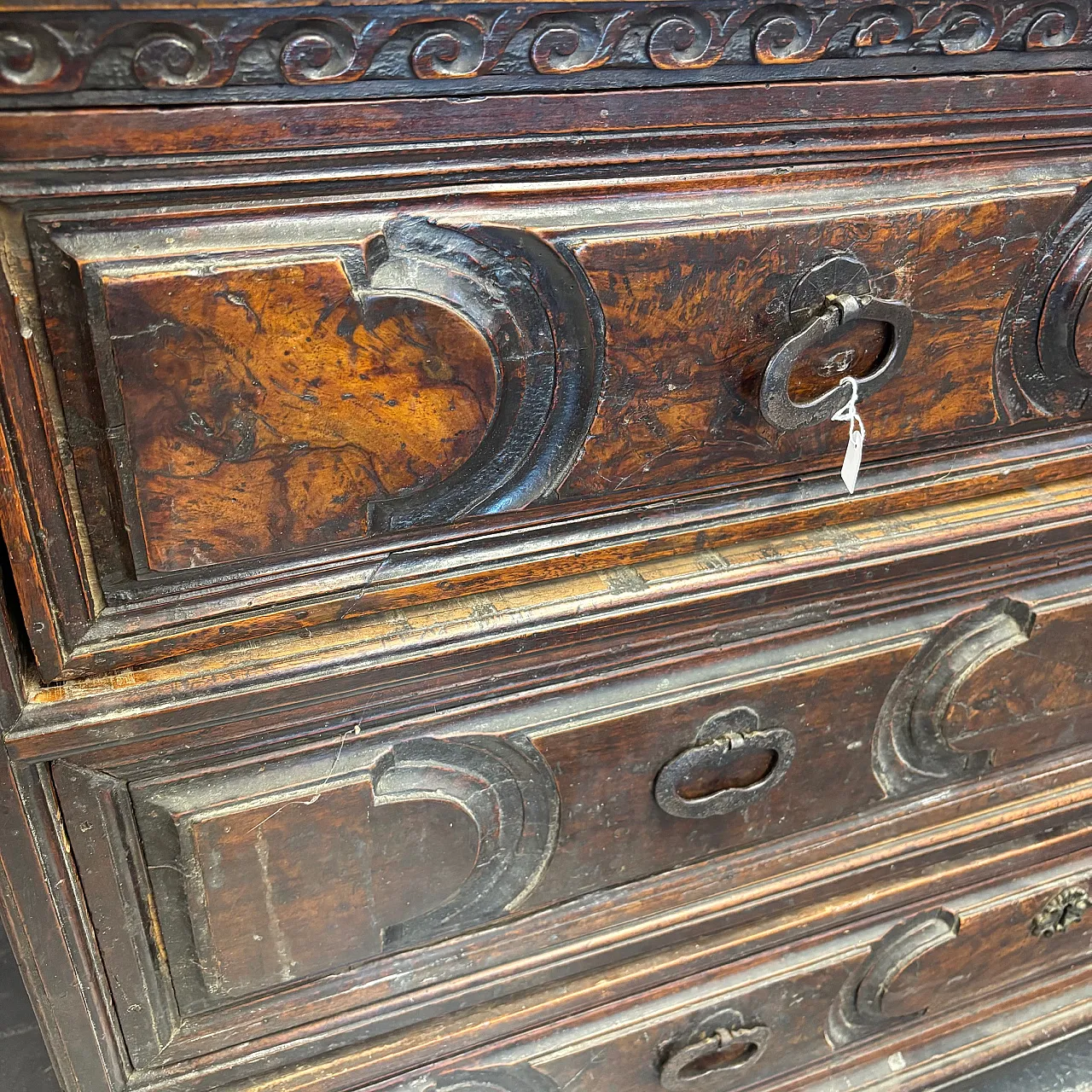 Stunning antique Bergamasco chest of drawers from the 17th century with three drawers 2