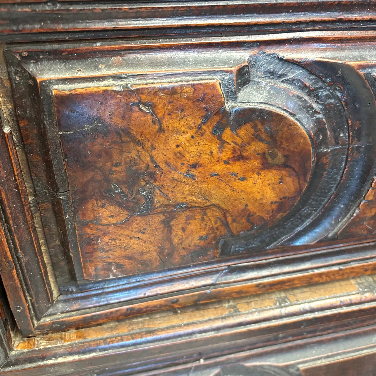 Stunning antique Bergamasco chest of drawers from the 17th century with three drawers 3