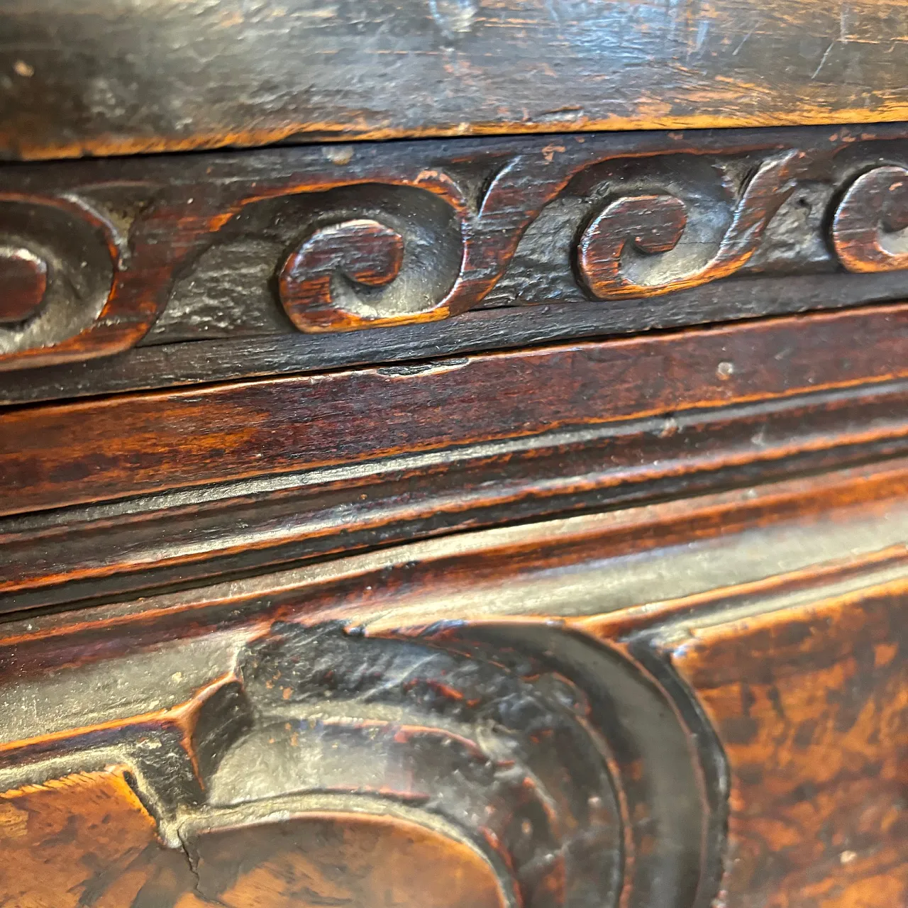 Stunning antique Bergamasco chest of drawers from the 17th century with three drawers 6