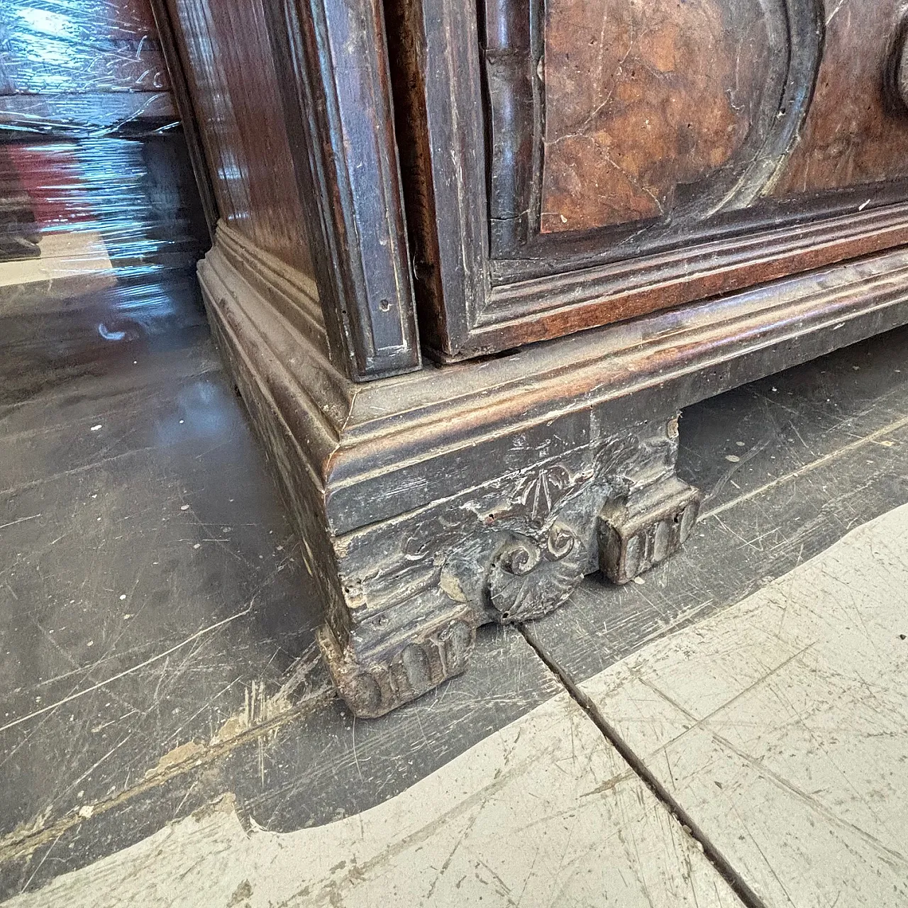 Stunning antique Bergamasco chest of drawers from the 17th century with three drawers 7