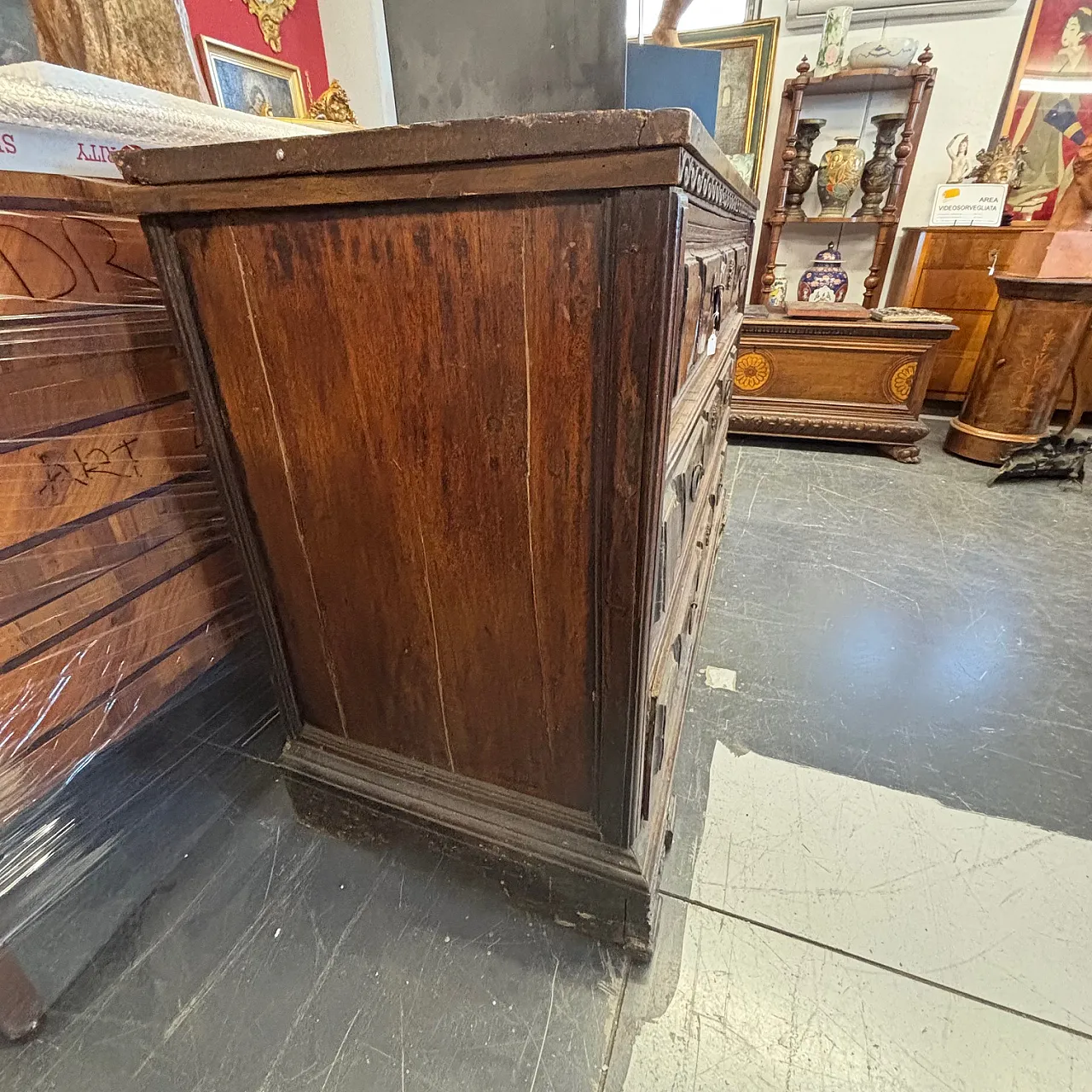 Stunning antique Bergamasco chest of drawers from the 17th century with three drawers 8