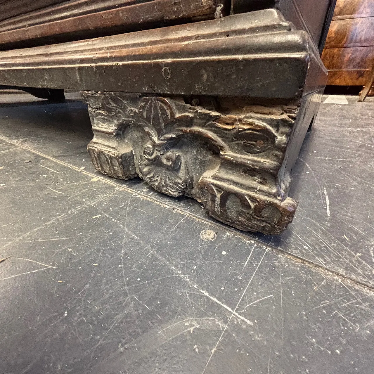 Stunning antique Bergamasco chest of drawers from the 17th century with three drawers 9