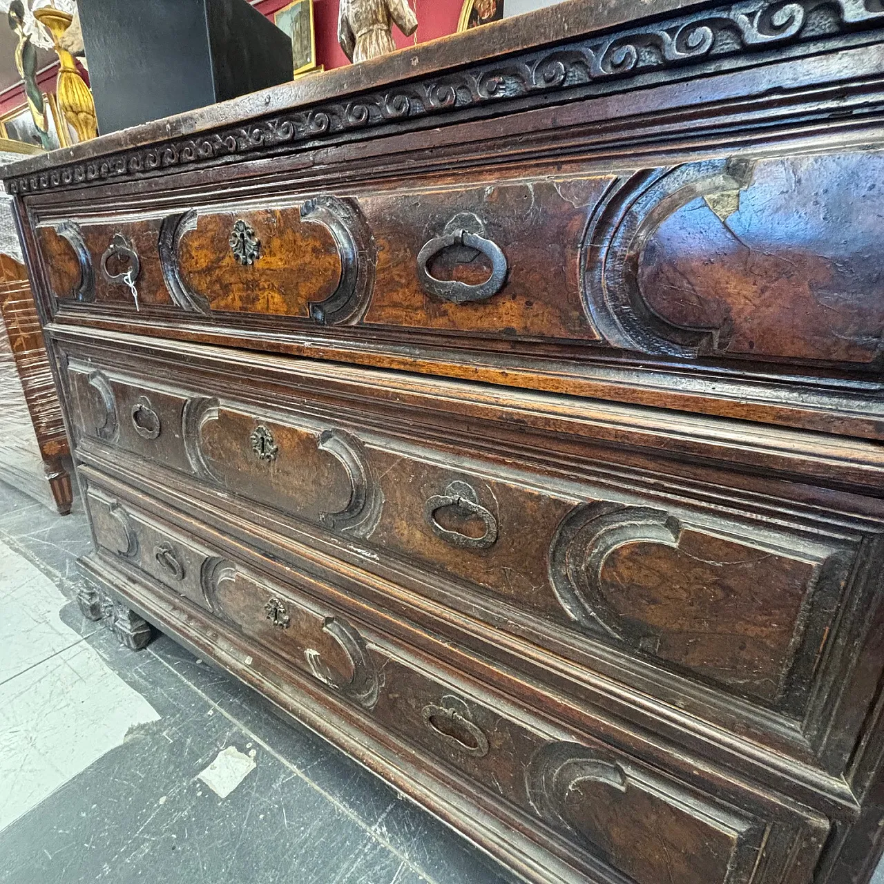 Stunning antique Bergamasco chest of drawers from the 17th century with three drawers 10
