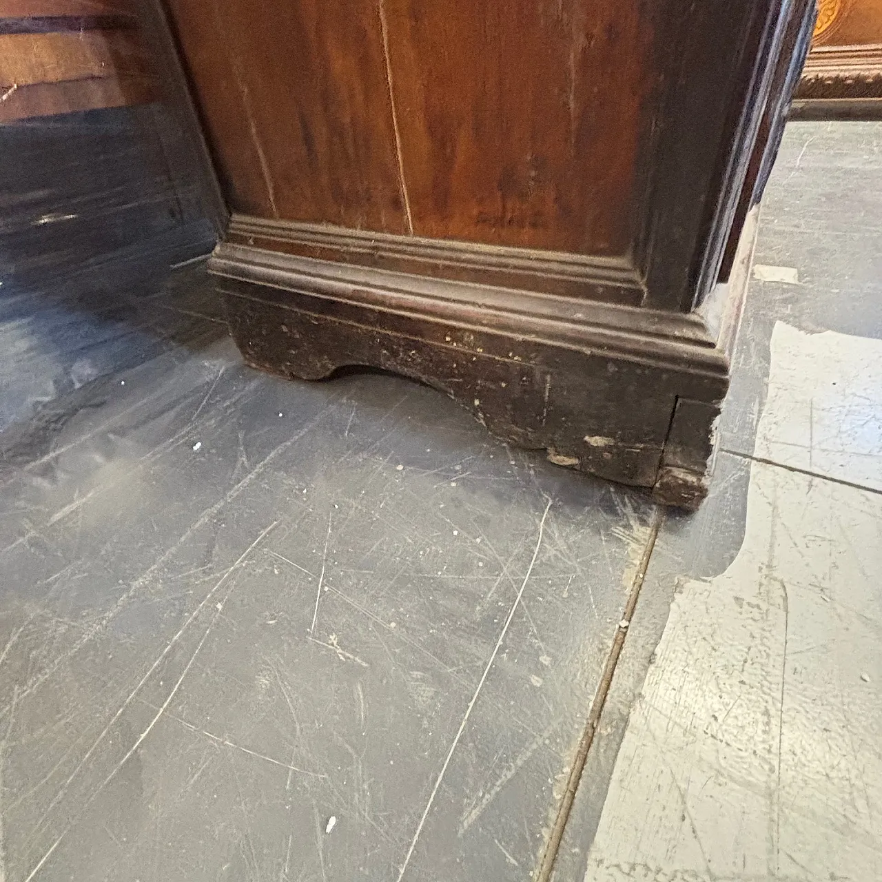 Stunning antique Bergamasco chest of drawers from the 17th century with three drawers 13