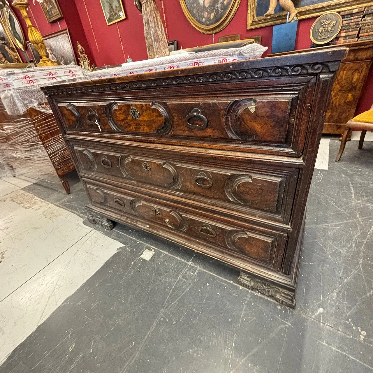 Stunning antique Bergamasco chest of drawers from the 17th century with three drawers 14
