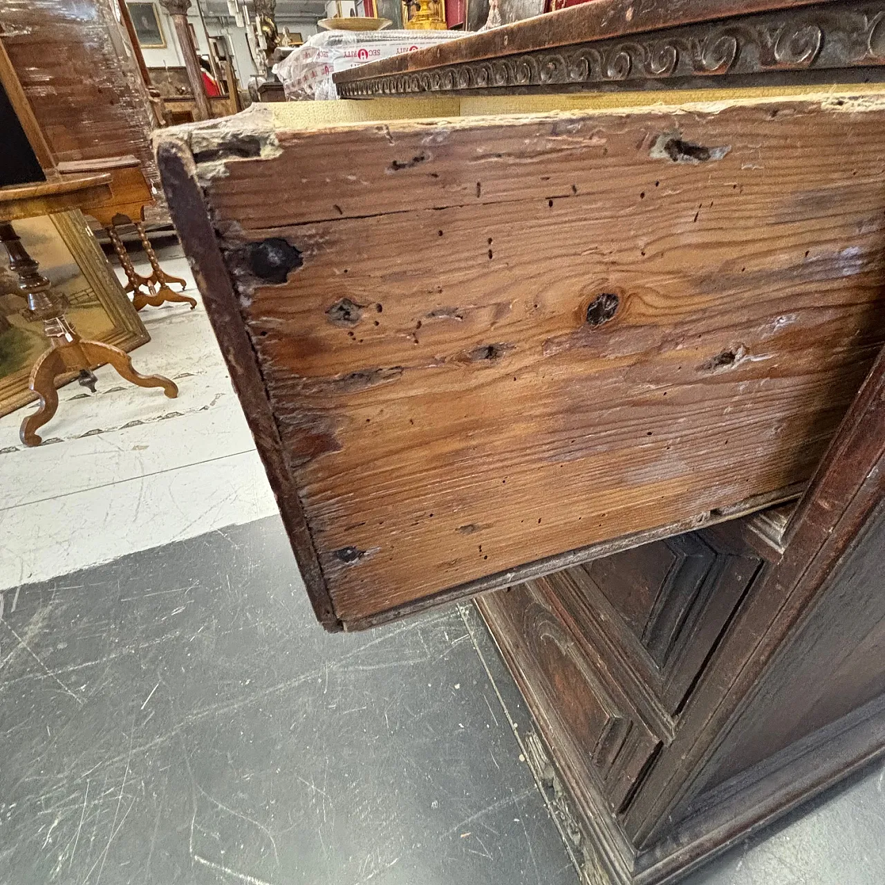 Stunning antique Bergamasco chest of drawers from the 17th century with three drawers 17