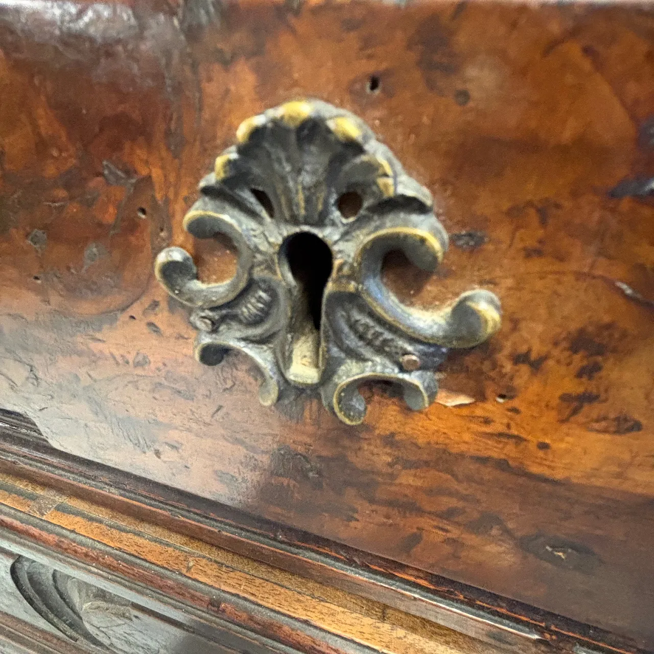 Stunning antique Bergamasco chest of drawers from the 17th century with three drawers 18