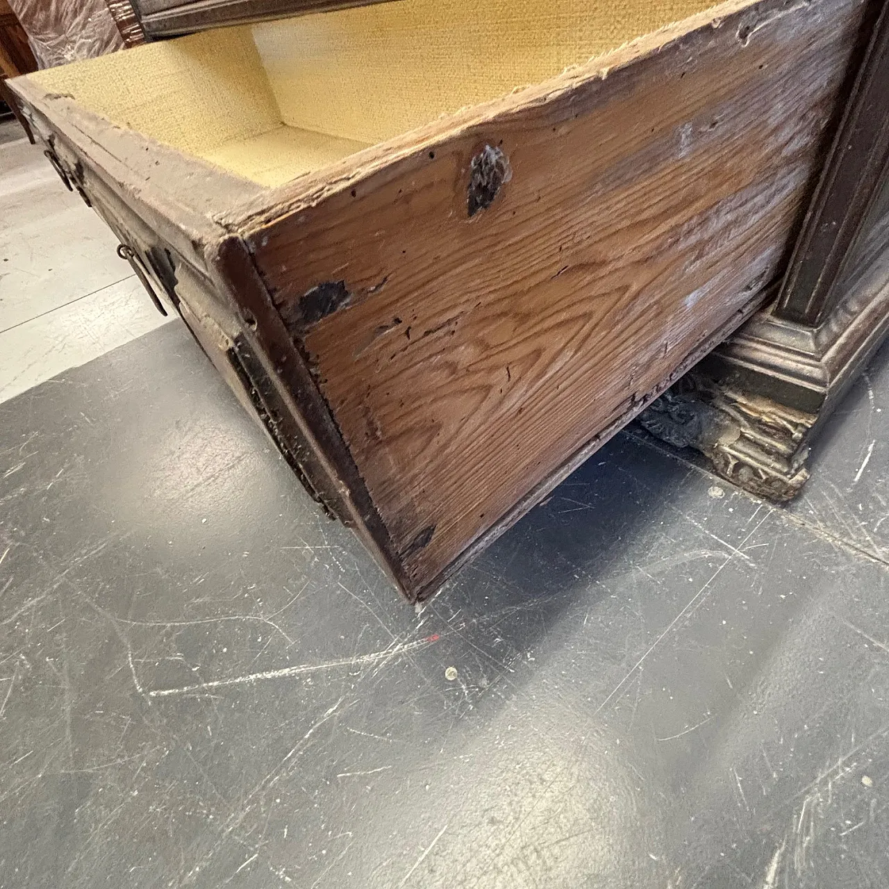 Stunning antique Bergamasco chest of drawers from the 17th century with three drawers 20
