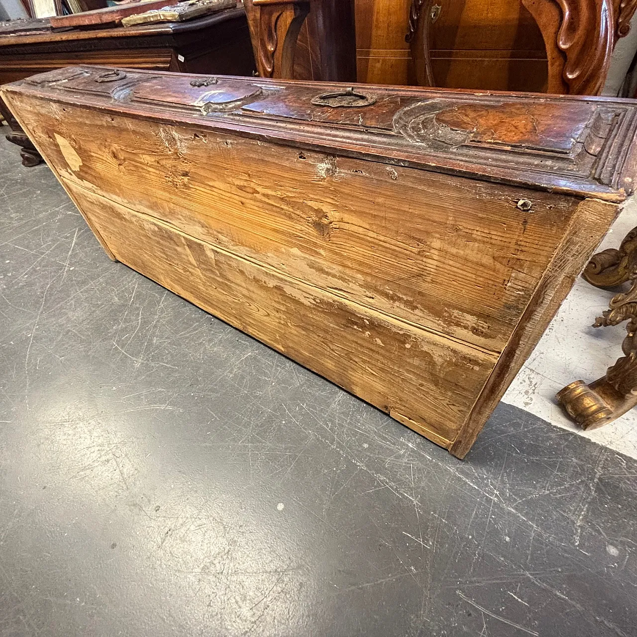 Stunning antique Bergamasco chest of drawers from the 17th century with three drawers 21