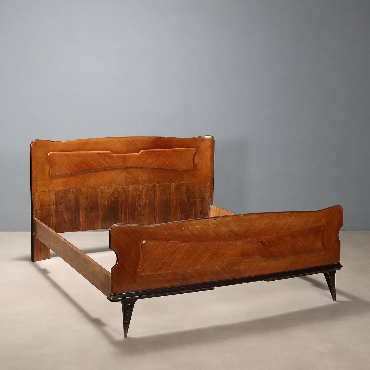 Letto matrimoniale in impiallacciatura di legno esotico, metà '900 1