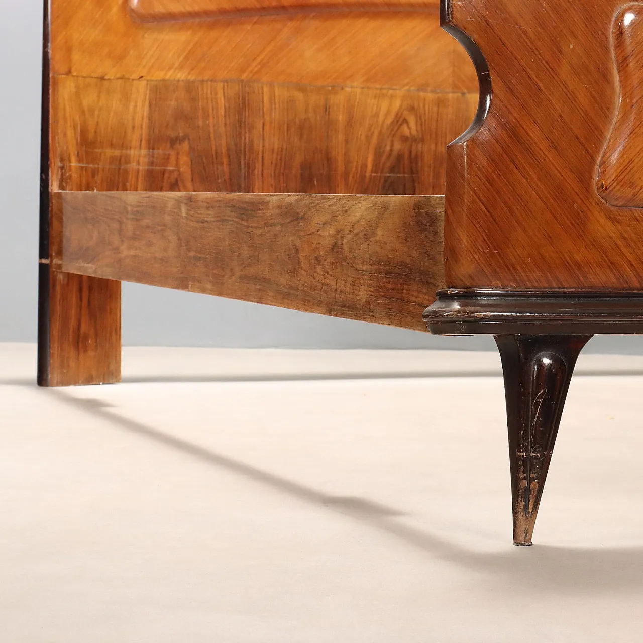 Letto matrimoniale in impiallacciatura di legno esotico, metà '900 7