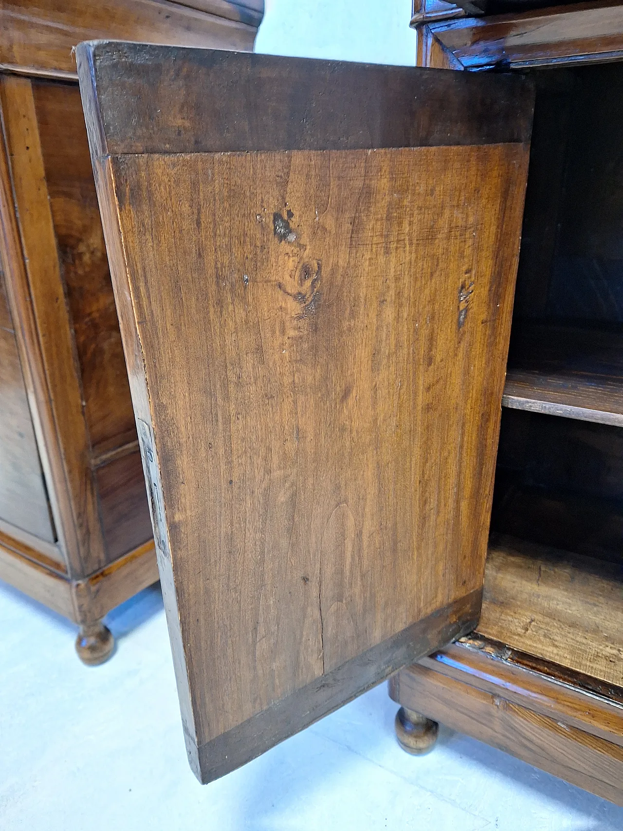 Coppia di comodini Cappuccini noce massello, stile Luigi Filippo, '800 3