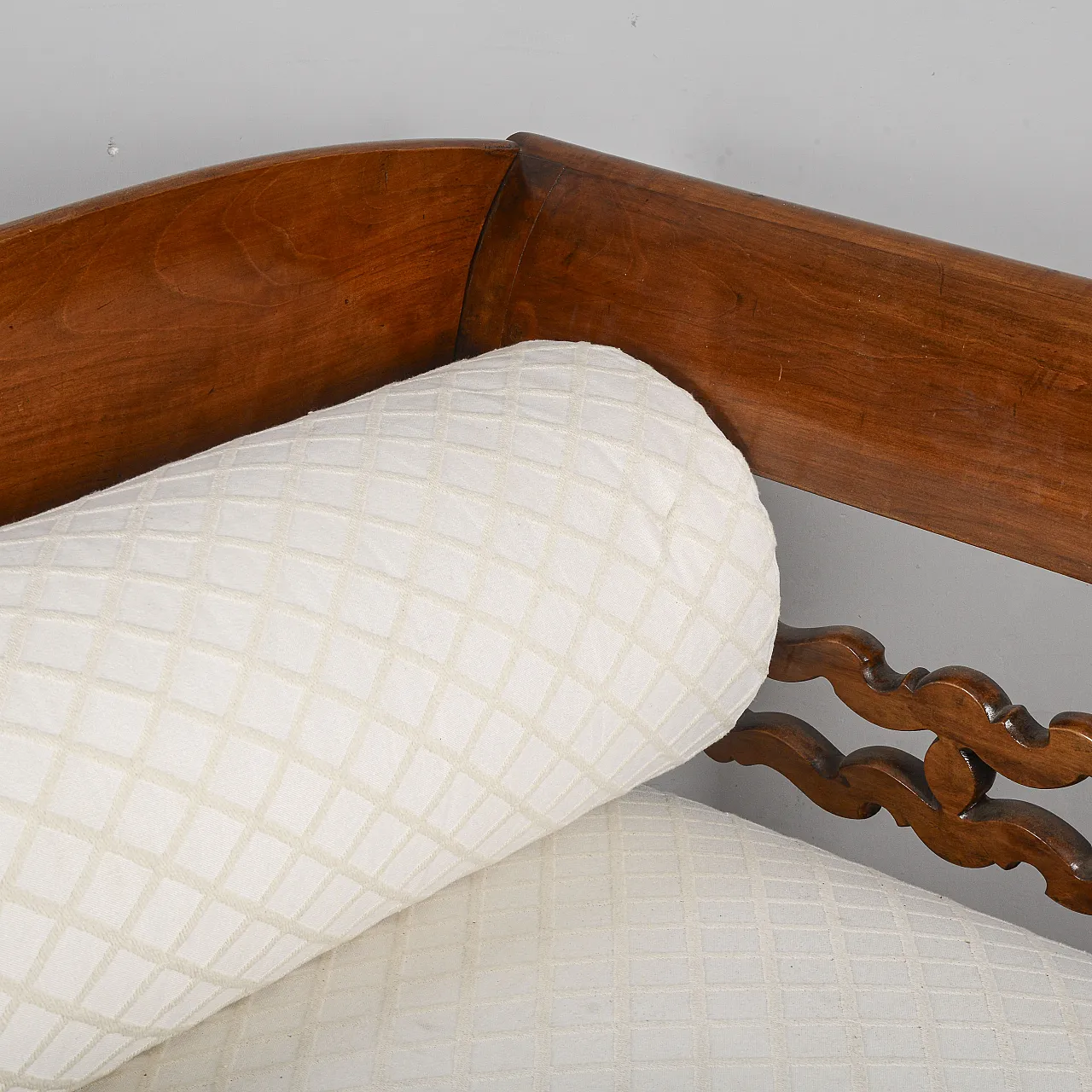 Walnut sofa with roller, 19th century 4