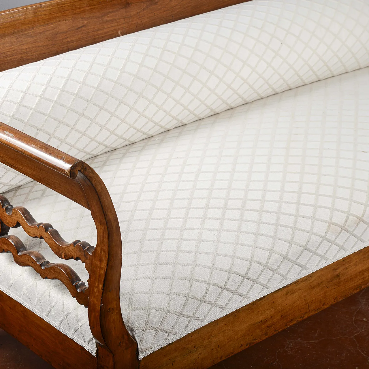 Walnut sofa with roller, 19th century 6