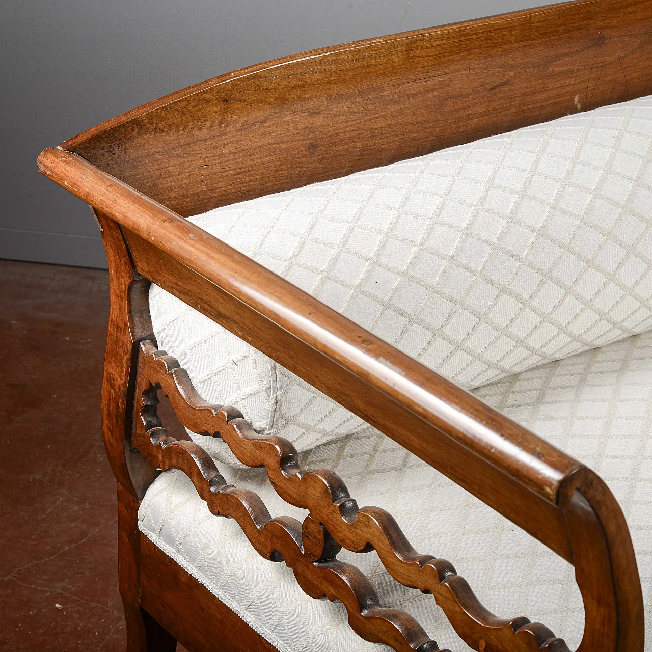 Walnut sofa with roller, 19th century 7