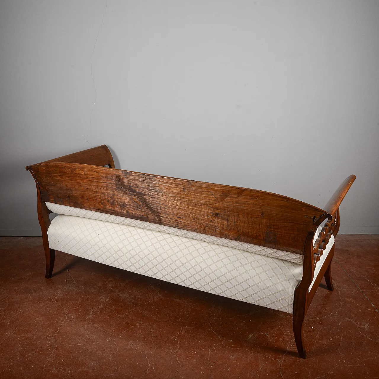 Walnut sofa with roller, 19th century 8