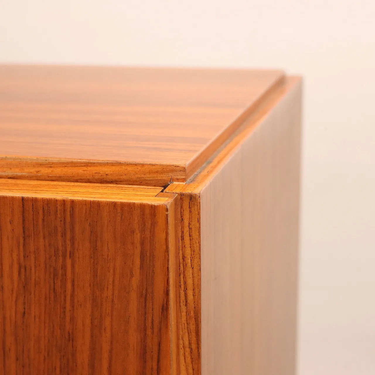 Mobile con ante a ribalta impiallacciato in legno esotico, anni '60 6