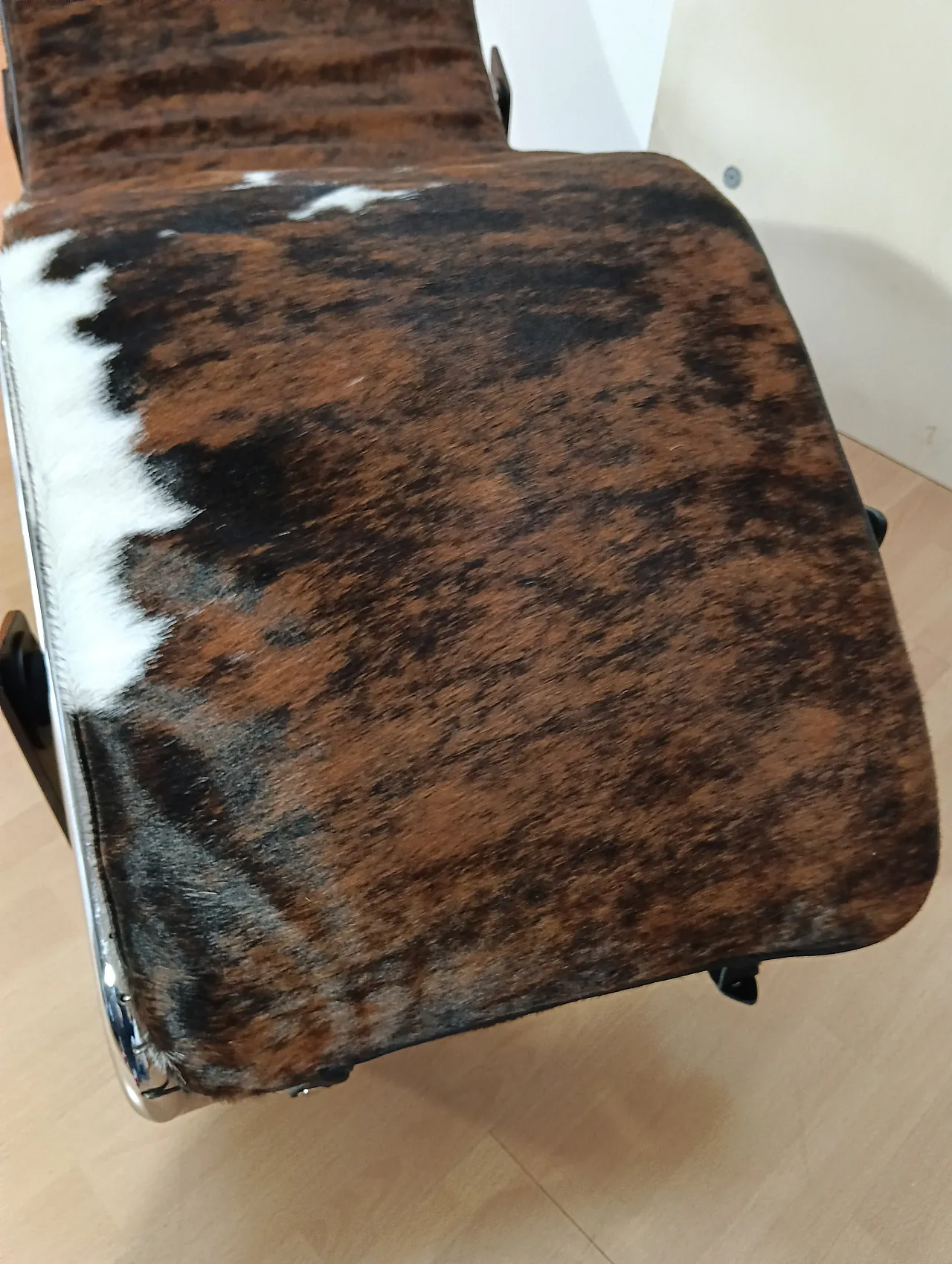 Chaise Longue LC4 in pelo maculato Brown di Mdf Italia, anni 2000 13