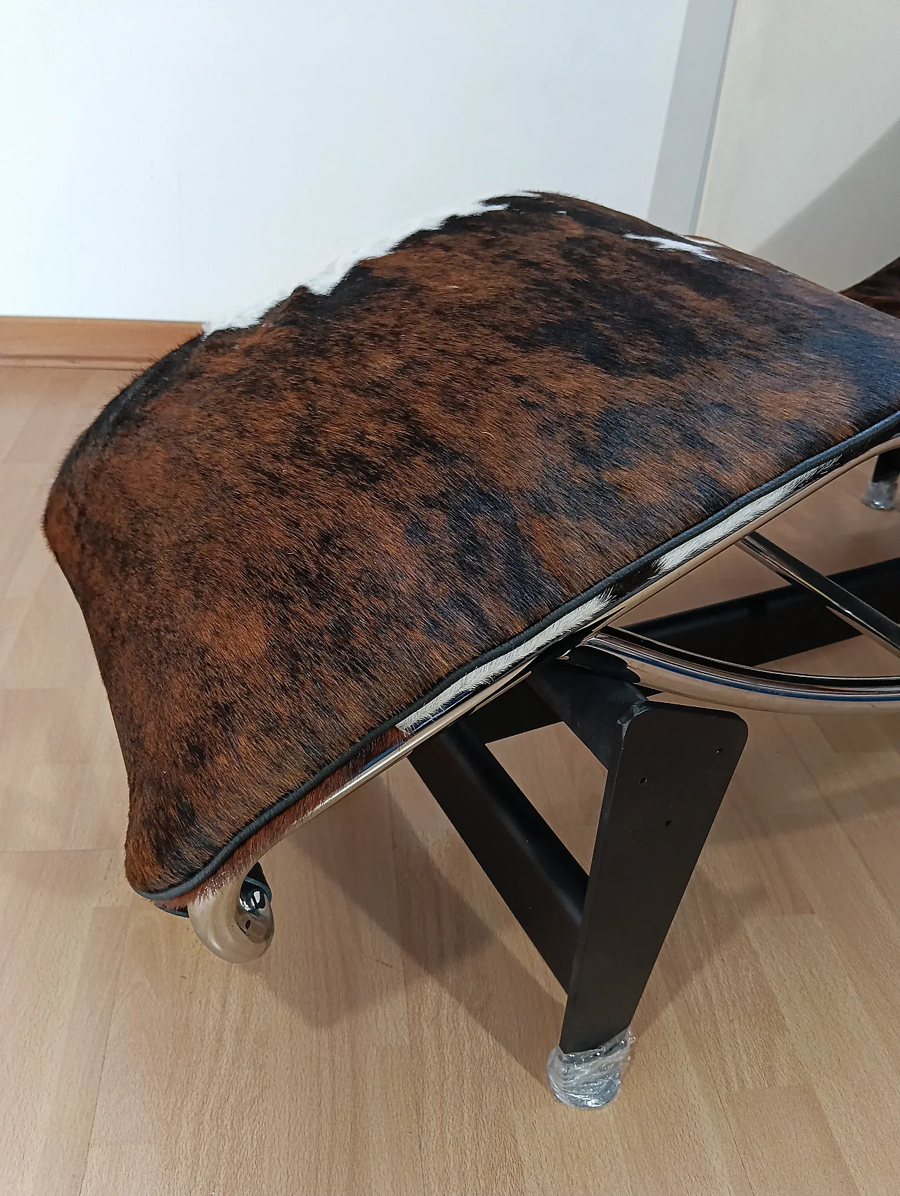 Chaise Longue LC4 in pelo maculato Brown di Mdf Italia, anni 2000 45