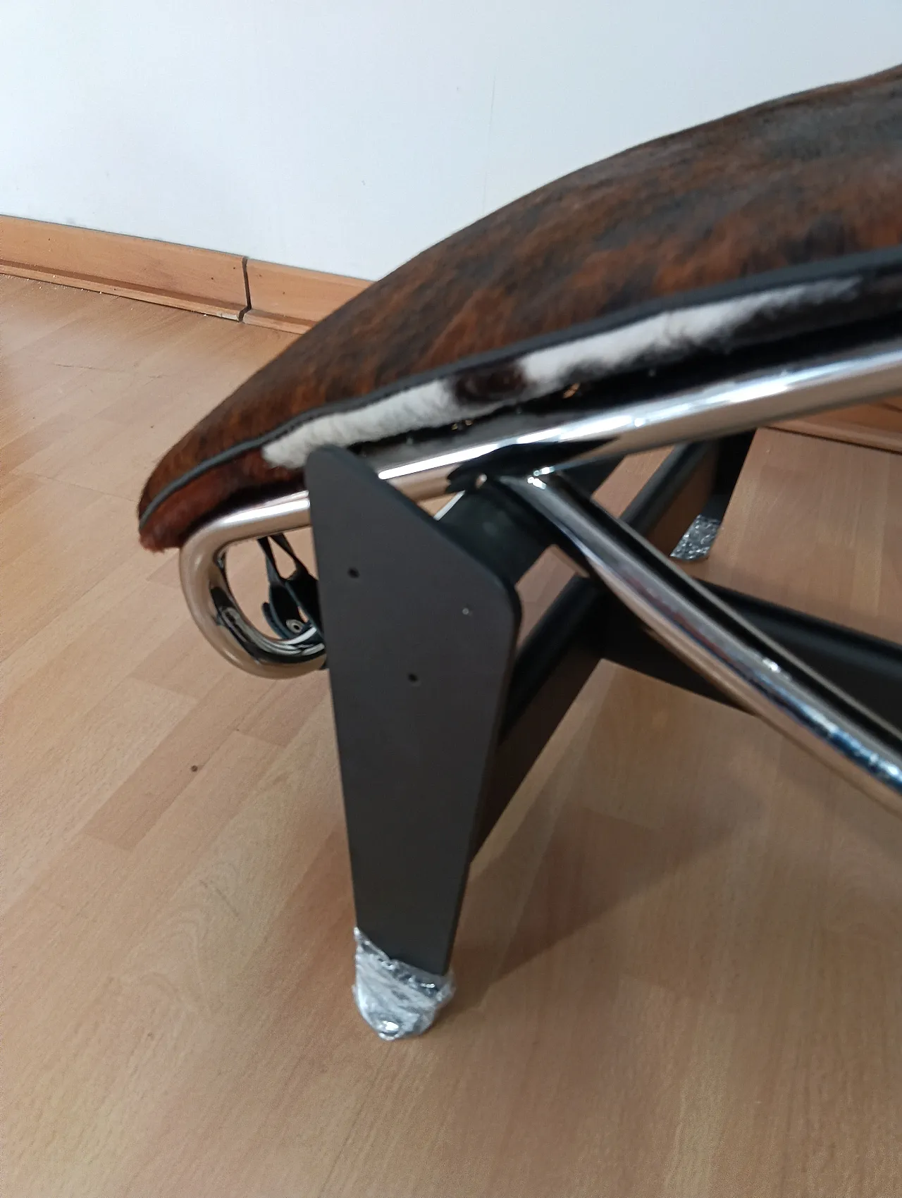 Chaise Longue LC4 in pelo maculato Brown di Mdf Italia, anni 2000 58