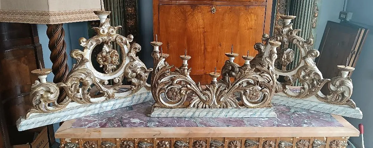 Trittico di candelieri in legno laccato e argentato, '700 1